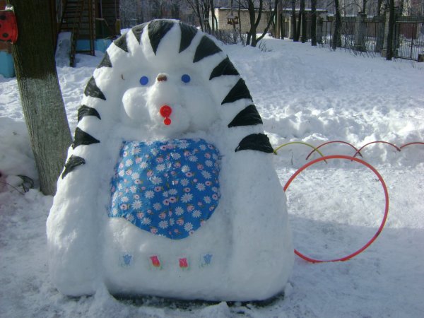 Снежные постройки в детском саду на участке