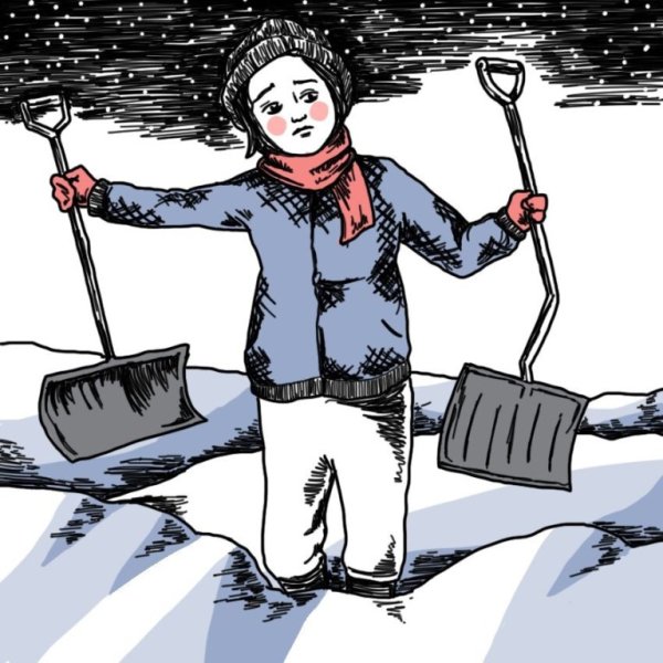Девушка с лопатой зимой