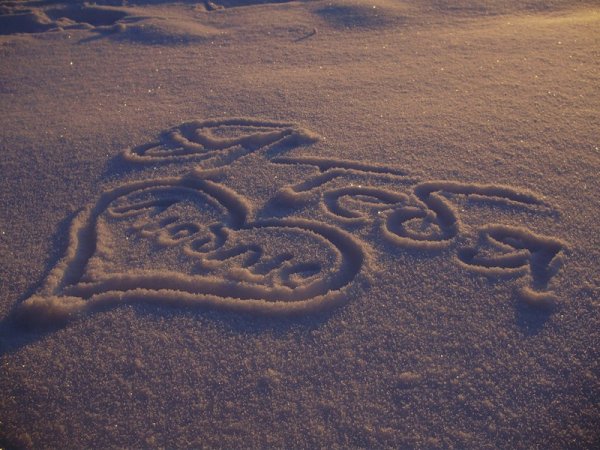 Надпись на песке люблю