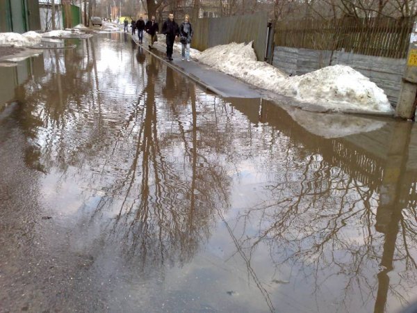 Весенние лужи в городе