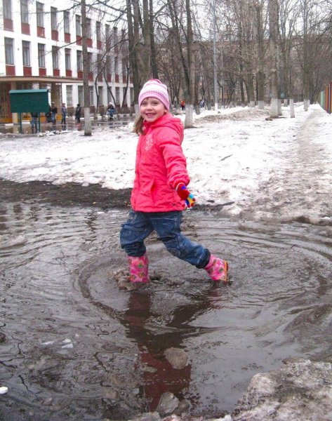 Дети в весенних лужах