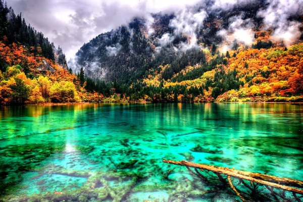 Озеро пяти цветков в Цзючжайгоу