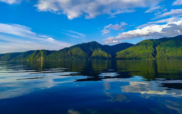 Телецкое озеро («золотое озеро», Алтайский край)