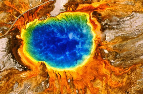 Большой призматический источник (Grand Prismatic Spring).