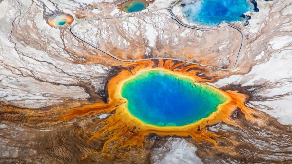 Большой призматический источник (Grand Prismatic Spring).