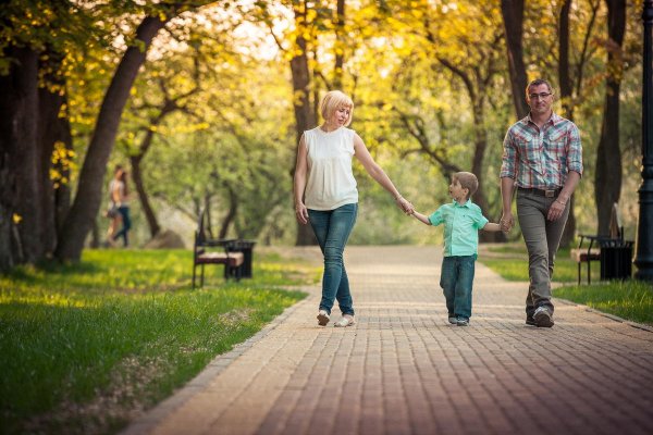 Семья на прогулке в парке