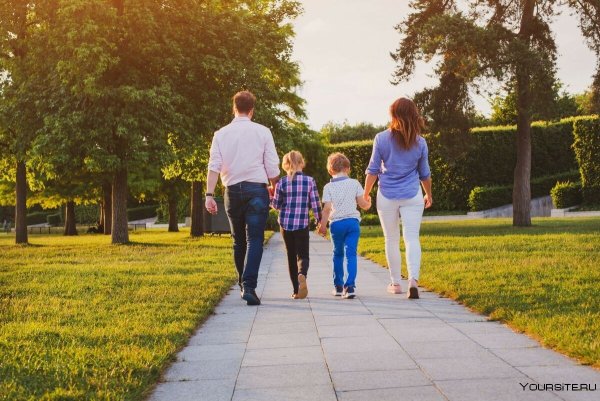 Семейная прогулка в парке