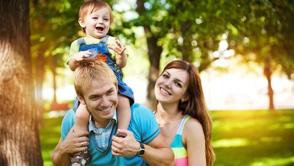 Родители с детьми в парке