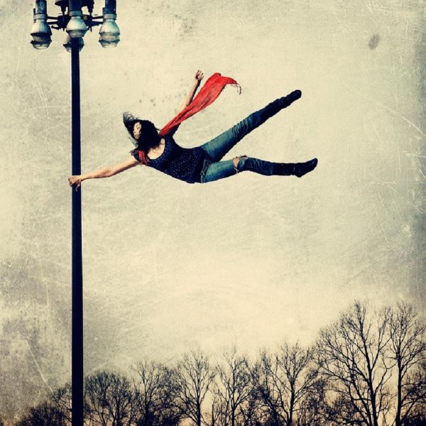 Человека сдувает ветром