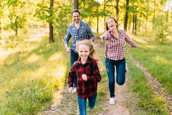 Семья с детьми на прогулке