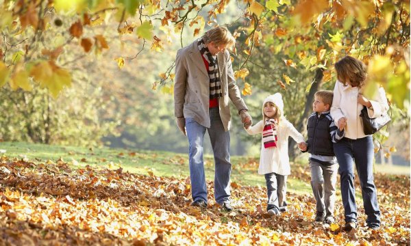 Семья на прогулке