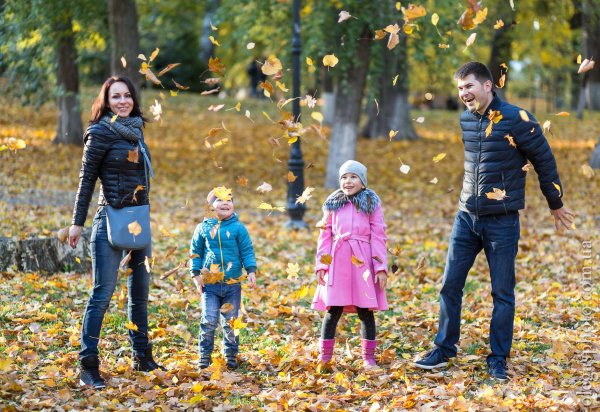 Дети на прогулке осенью