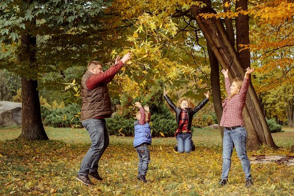 Семья прогулка осень