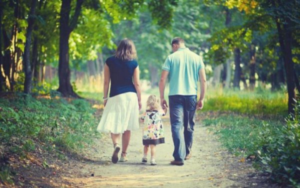 Пара в парке с детьми