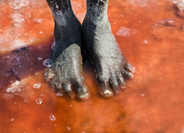 Озеро Натрон в Танзании каменные птицы