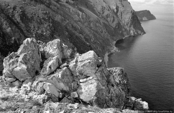 Озеро Байкал черно белое