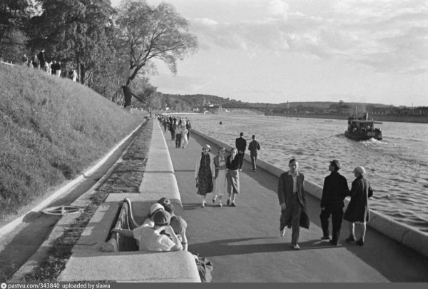 Набережная в ЦПКИО им. Горького в Москве