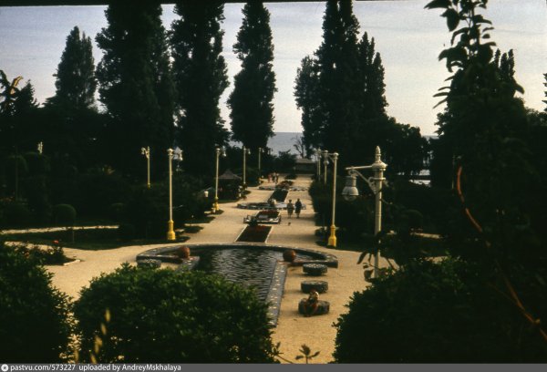 Гагра Комсомольском сквер