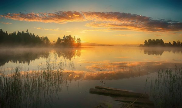 Рассвет над озером