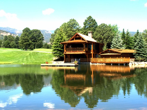 Домик у озера