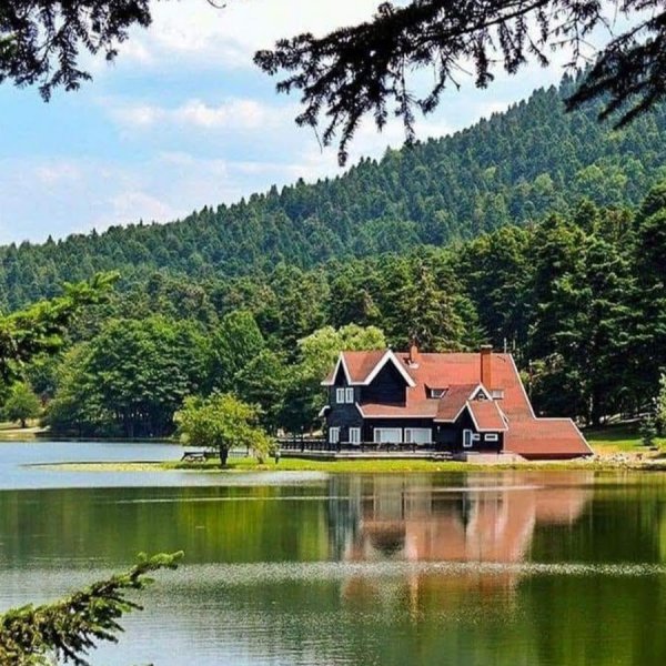 Красивый дом у озера