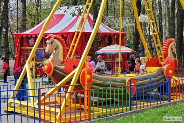 Парк в Смоленске с каруселями