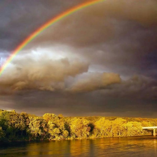 Радуга на грозовом небе