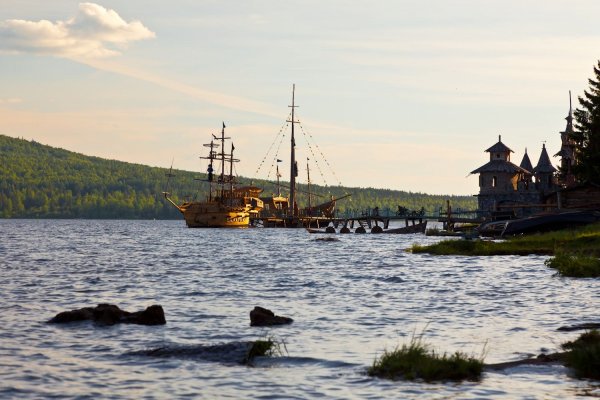 Озеро Зюраткуль каменный мыс