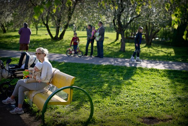 Люди отдыхают в парке