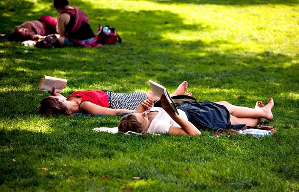 Люди на траве в парке