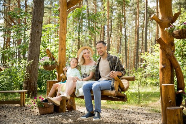 Семья в лесу