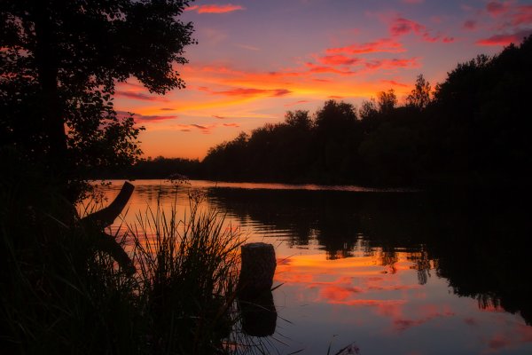Красивый закат над озером