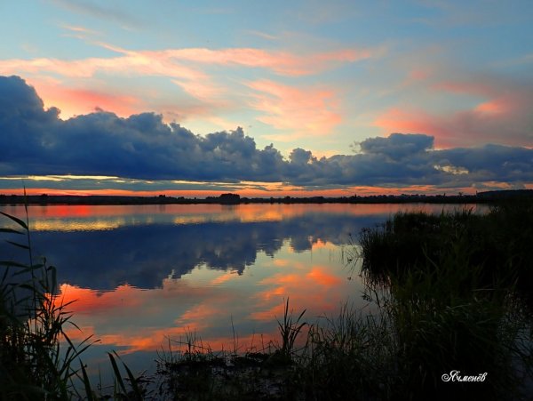Закат над озером
