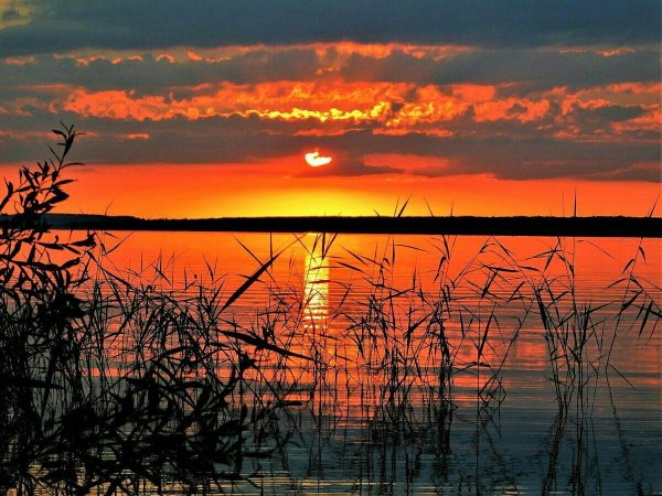 Красивый закат над озером