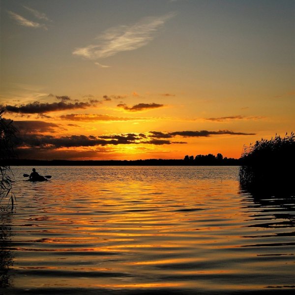 Закат на озере