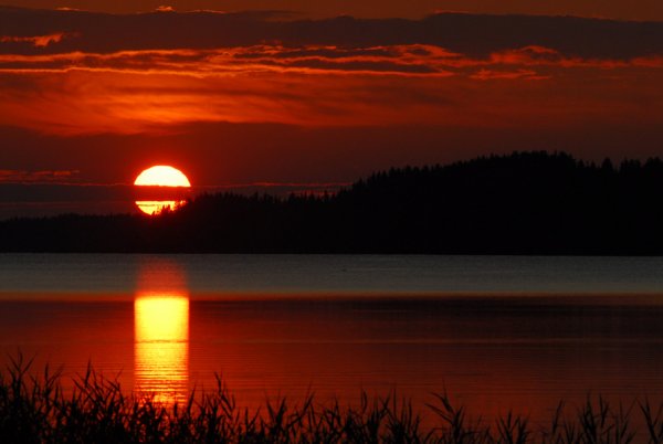 Красивый закат на озере