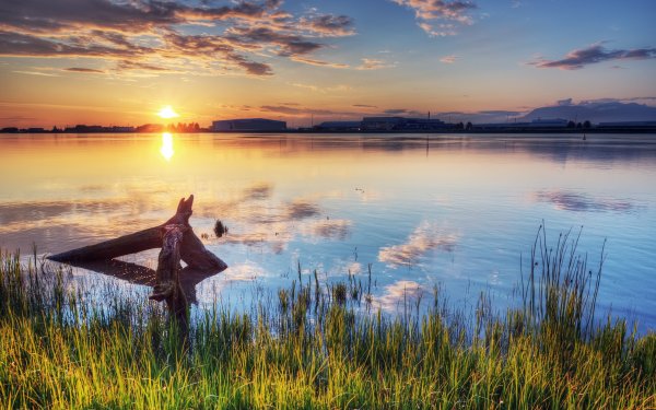 Рассвет на берегу озера