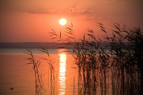 Закат над озером