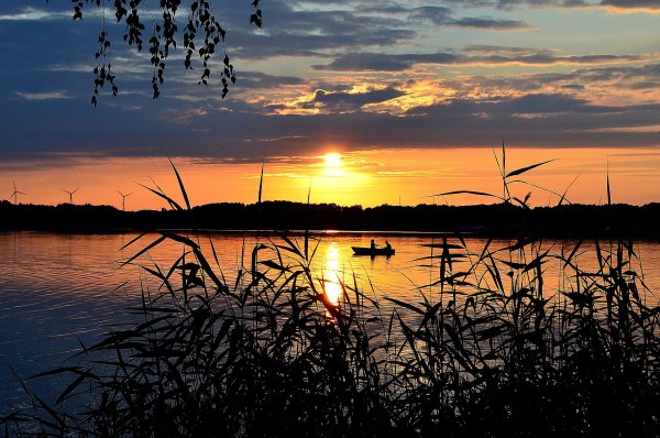 Закат над прудом