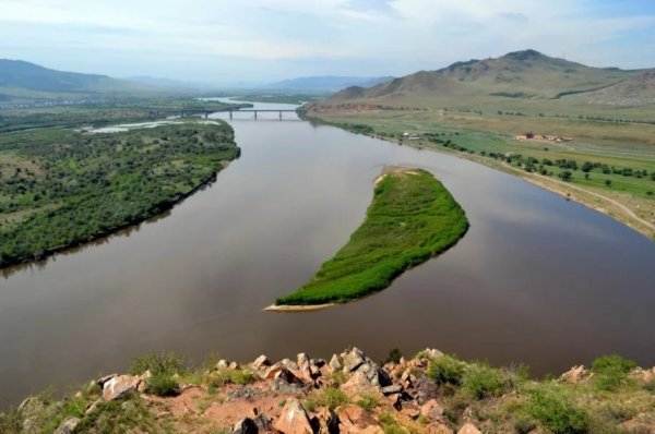 Река Селенга впадает в Байкал