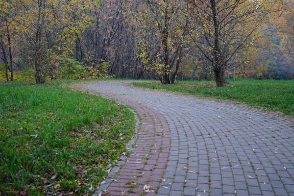 Дорожка в парке сбоку