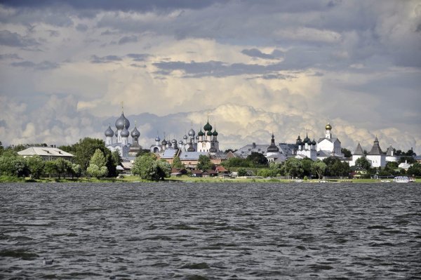 Ростовский Кремль с озера Неро