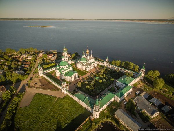 Ростовский Кремль с озера Неро