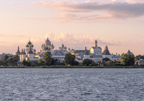 Вид на Ростовский Кремль с озера Неро