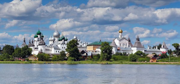 Ростовский Кремль с озера Неро