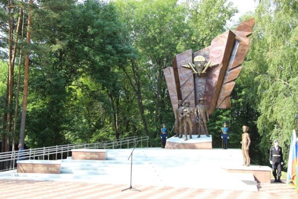 Памятник десантникам в Уфе парк Победы