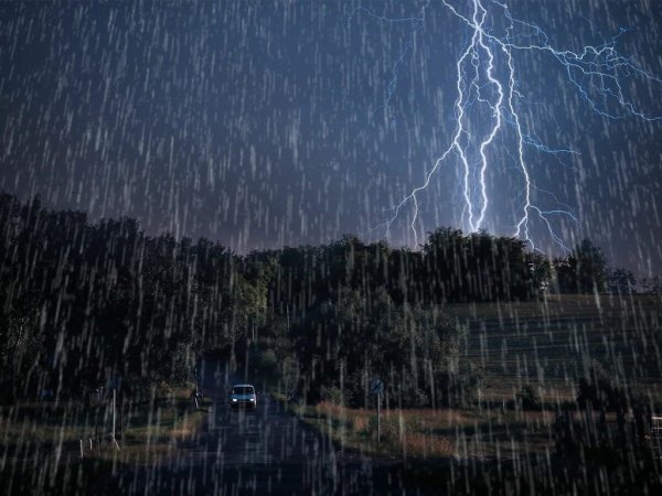 Сильный дождь с грозой