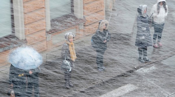 Сильный ветер со снегом в Питере