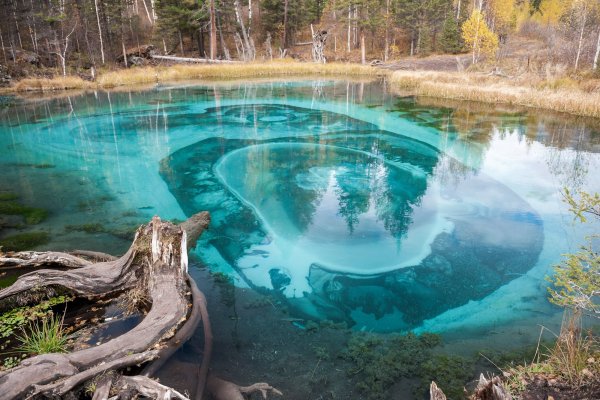 Гейзерное озеро Алтай сверху