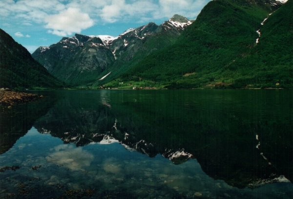 Зерка́льное — озеро на острове Парамушир